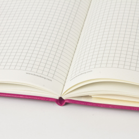 Блокнот А5 (148x218 мм), BRAUBERG "Metropolis", балакрон, 80 л., резинка, клетка, фуксия, 111587