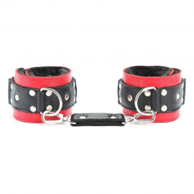Красно-чёрные кожаные наручники с меховым подкладом