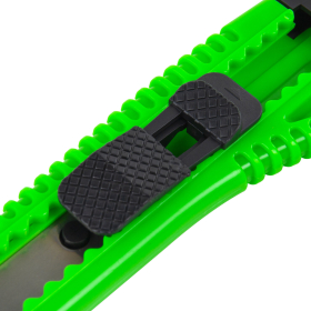 Нож канцелярский 18 мм STAFF "Basic" фиксатор, цвет корпуса ассорти, упаковка с европодвесом, 230485